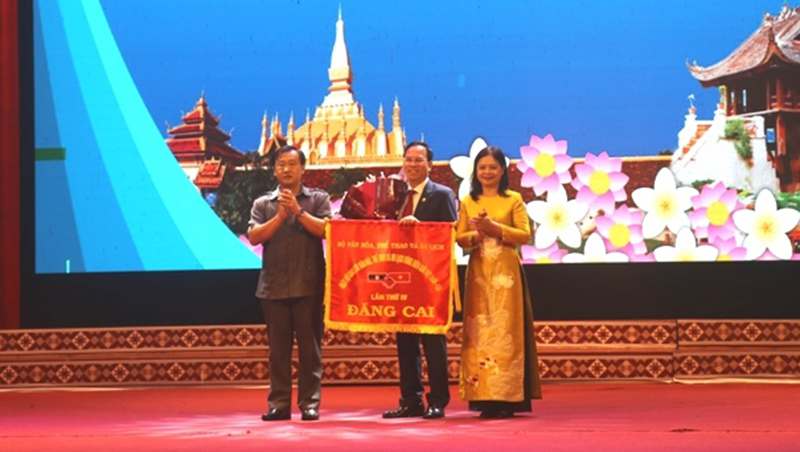 Đại diện UBND tỉnh Điện Biên trao cờ đăng cai Ngày hội giao lưu VH,TT&DL lần thứ IV năm 2027 cho đại diện UBND tỉnh Quảng Nam