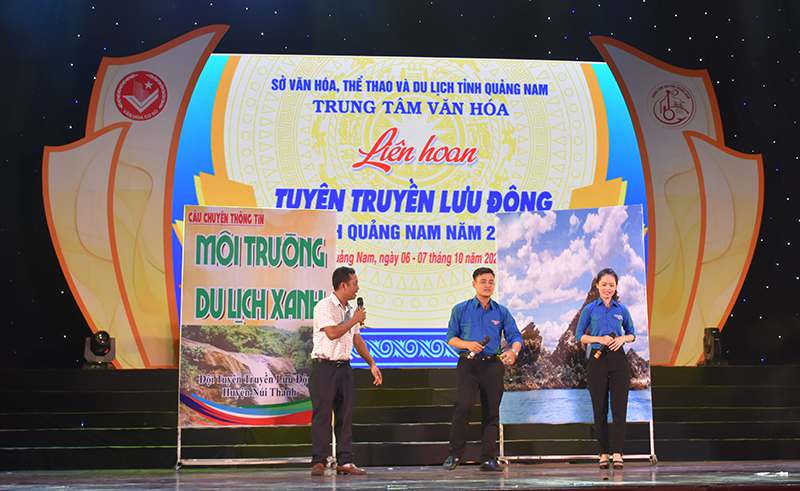 Tiết mục công diễn của huyện Núi Thành Tiểu phẩm Chung tay bảo vệ môi trường du lịch xanh