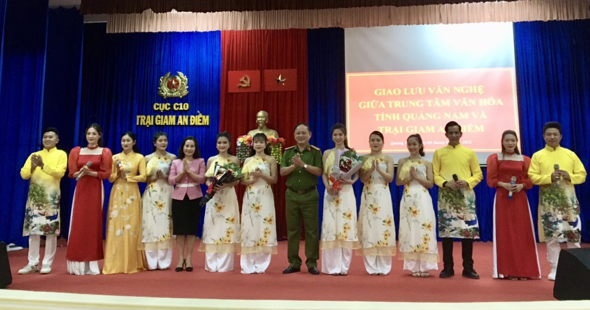 Đại diện Lãnh đạo Sở VH,TT&DL Quảng Nam và Trại giam An Điềm tặng hoa cho các diễn viên Trung tâm Văn hóa Quảng Nam