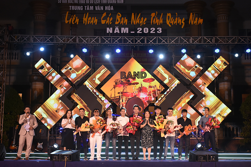 Bà Nguyễn Thị Thu Hiền - Phó Giám đốc Sở VH,TT&DL và Bà Nguyễn Thị Hương - Giám đốc TTVH Quảng Nam tặng hoa lưu niệm cho các ban nhạc tham gia liên hoan