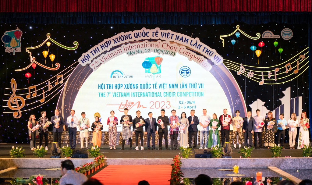 Lãnh đạo UBND tỉnh Quảng Nam và thành phố Hội An tặng hoa cho các đoàn tại khai mạc Hội thi.