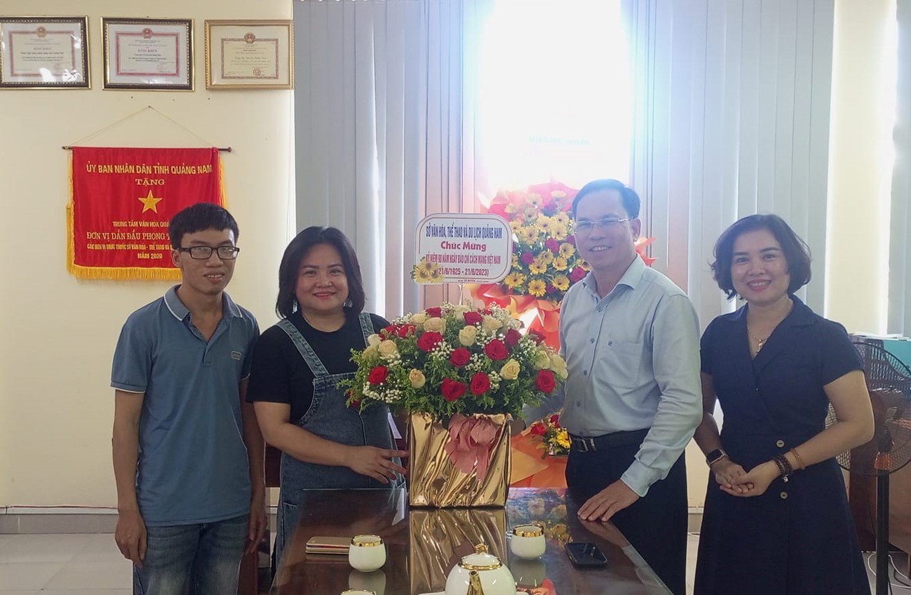 Đồng chí Nguyễn Thanh Hồng đến thăm, tặng hoa chúc mừng tại Bản tin Văn hóa, Thể thao và Du lịch Quảng Nam
