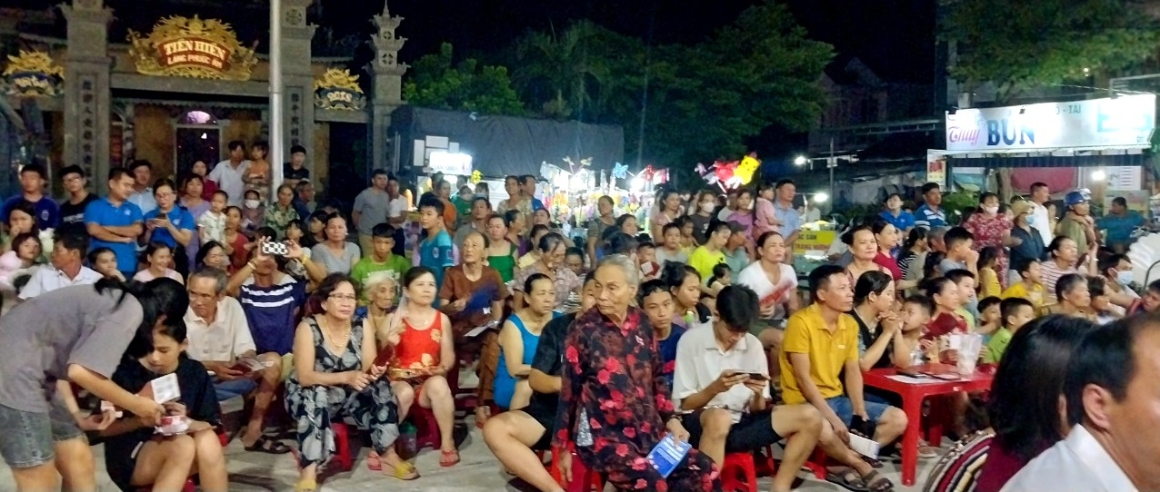 10b Đông đảo người dân đón xem tuyên tuyền Bảo hiểm xã hội bằng hình thức hô hát Bài chòi tại xã Bình Triều (Thăng Bình)