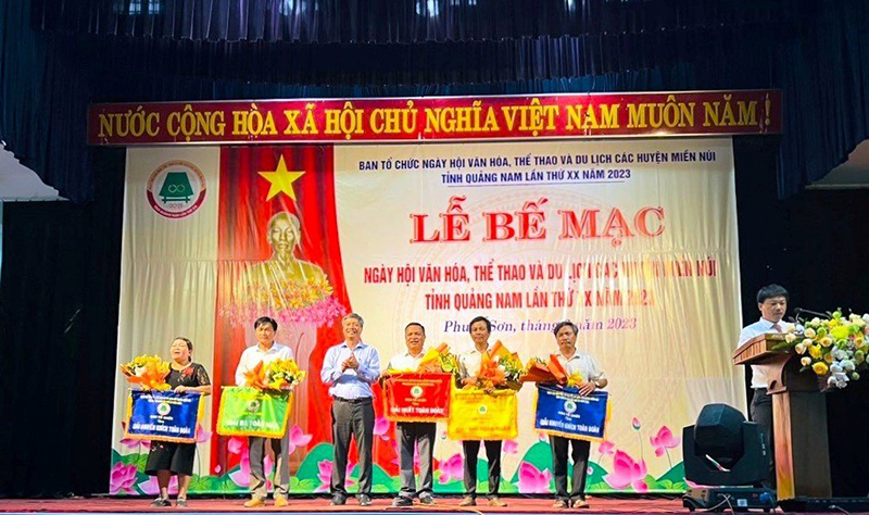 Đồng chí Hồ Quang Bửu  - Phó Chủ tịch UBND tỉnh Quảng Nam trao giải toàn đoàn cho các đơn vị