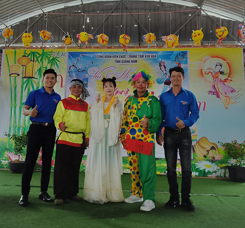 Đoàn viên thanh niên Trung tâm Văn hóa Quảng Nam giao lưu văn nghệ với trẻ em Làng Hòa Bình