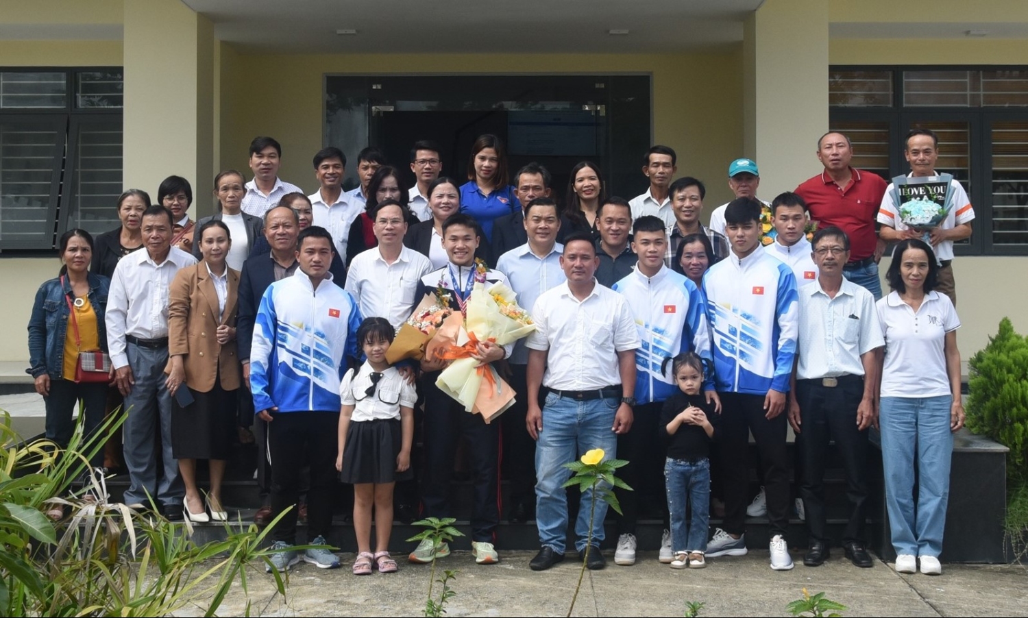 Lãnh đạo Sở VH-TT&DL, Trung tâm Đào tạo thi đấu TD-TT Quảng Nam và người thân vận động viên Huỳnh Đỗ Đạt chụp ảnh kỷ niệm