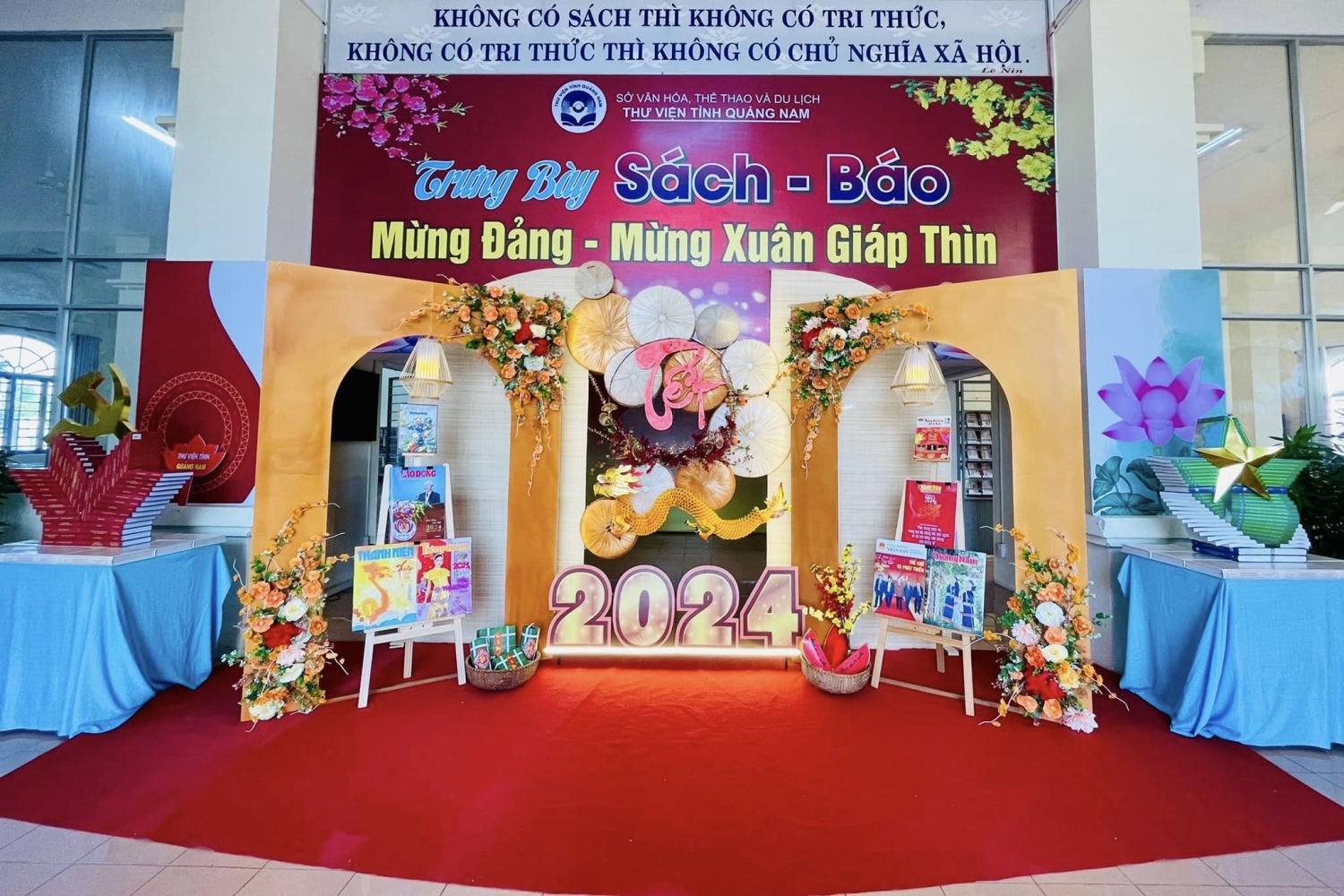 Thư viện tỉnh Quảng Nam trưng bày sách - báo mừng Đảng, mừng Xuân Giáp Thìn 2024