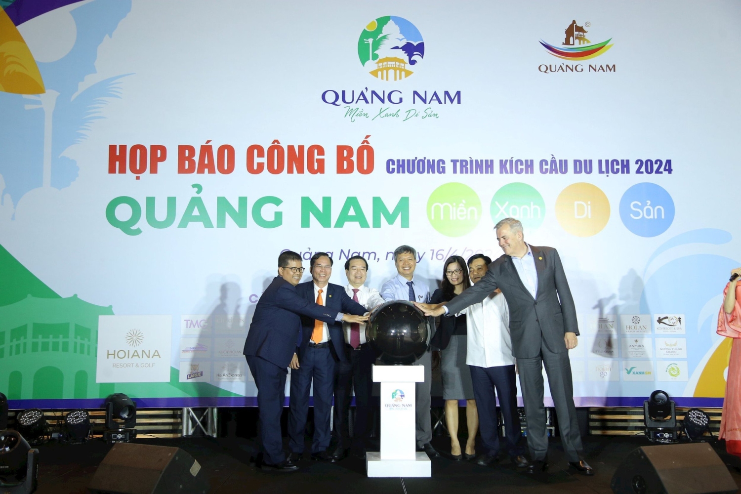Các đại biểu thực hiện bấm nút công bố chương trình kích cầu thu hút khách du lịch 2024 của tỉnh Quảng Nam