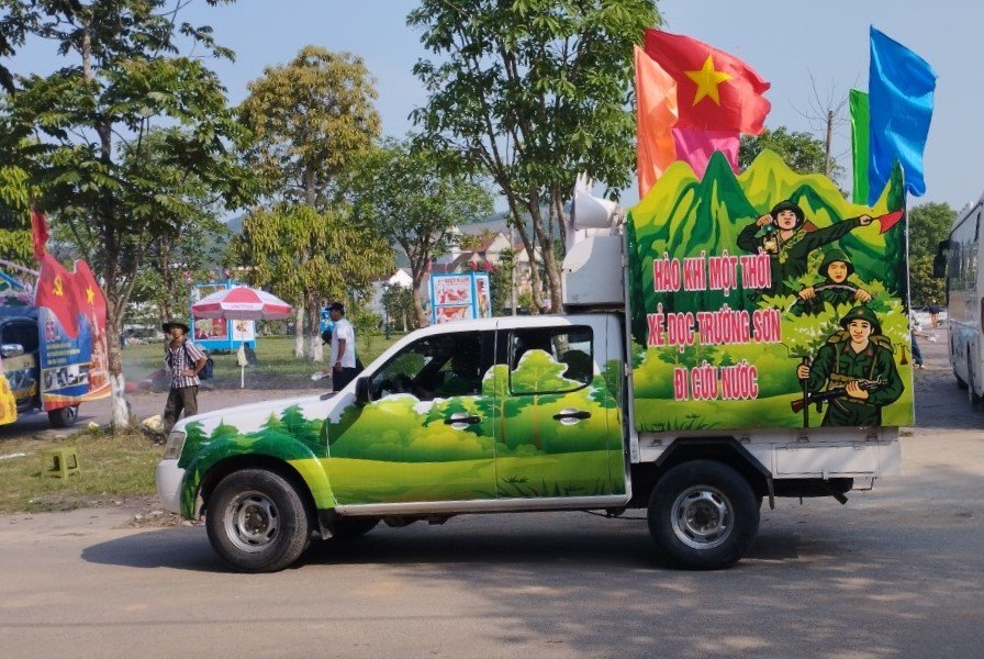 Xe tuyên truyền lưu động Trung tâm Văn hoá Quảng Nam tham gia diễu hành
