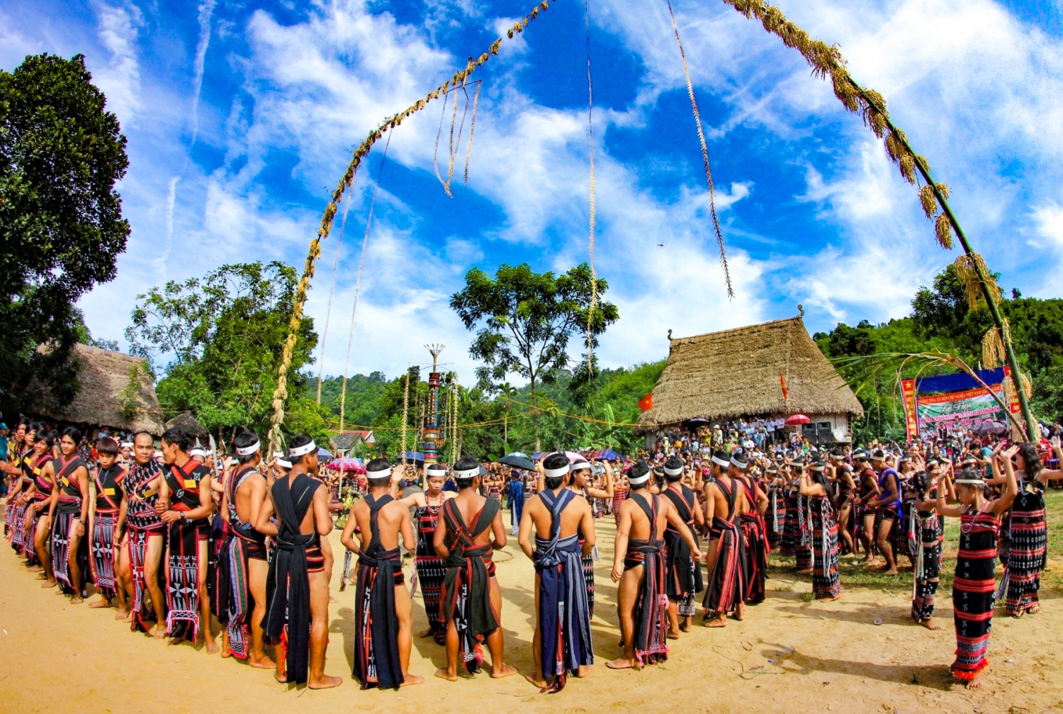 Hội làng truyền thống của đồng bào Cơ Tu