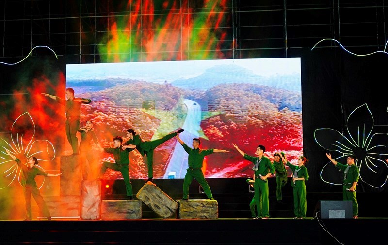 Nhiều tiết mục đặc sắc trình diễn tại đêm Khai mạc Hội thi ca ngợi, tự hào về con đường Trường Sơn lịch sử