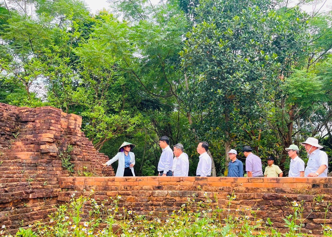 Bí thư Tỉnh ủy Lương Nguyễn Minh Triết cùng đoàn công tác tham quan nhóm tháp đã được trùng tu  Ảnh: N T