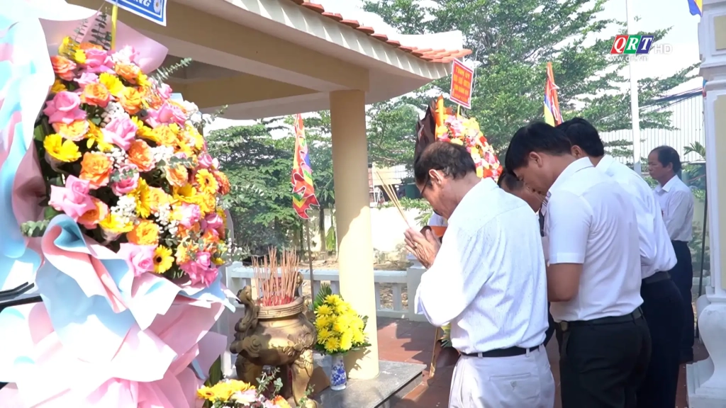 Các đồng chí lãnh đạo đảng, chính quyền và người dân địa phương dâng hoa, viếng hương mộ cụ Đỗ Đăng Tuyển