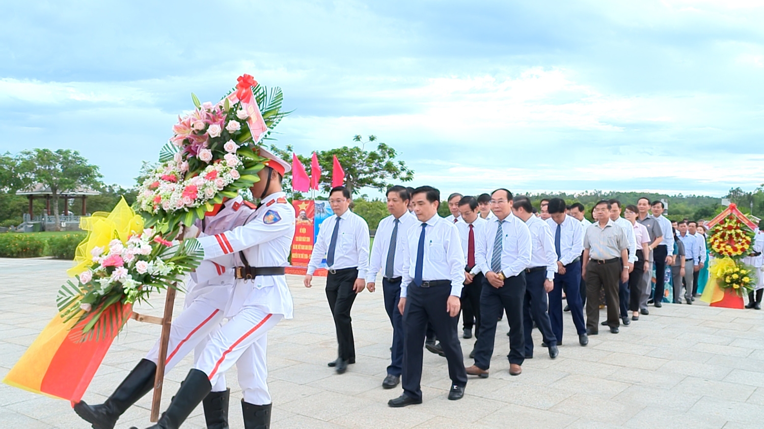 Lãnh đạo tỉnh dâng hoa tại Tượng đài Mẹ Việt Nam anh hùng. Ảnh: XUÂN LAM