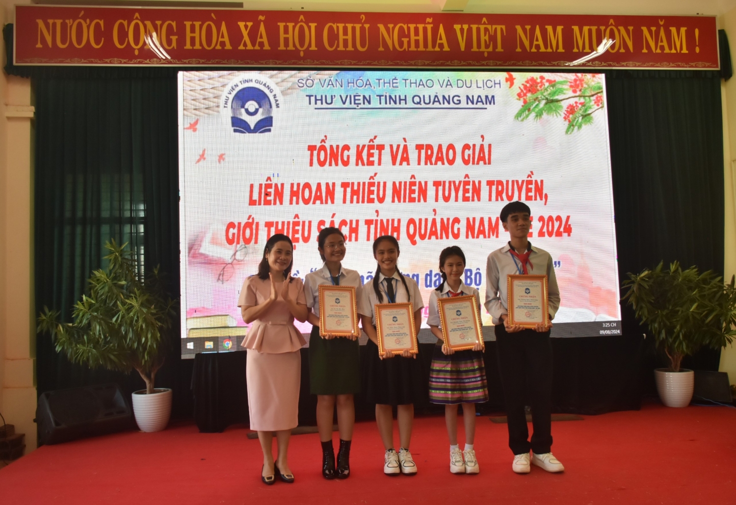 Bà Nguyễn Thị Thu Hiền - Phó Giám đốc Sở VH,TT&DL tỉnh Quảng Nam trao giải nhất cho các cá nhân xuất sắc tại Liên hoan