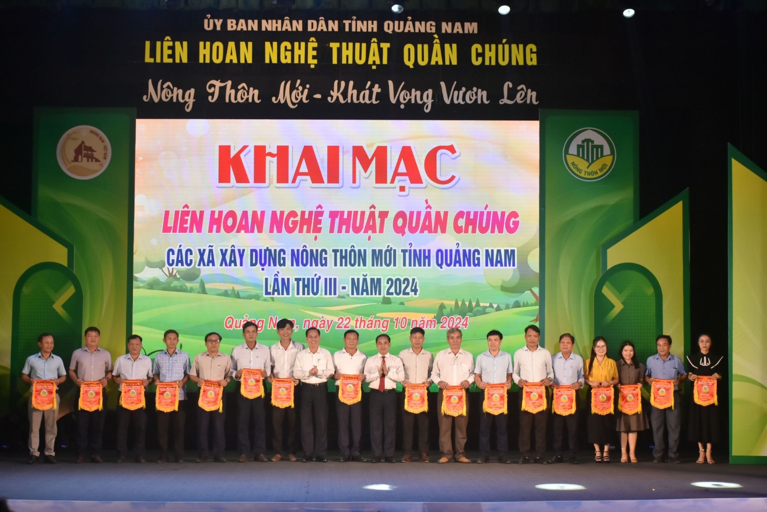 Ban tổ chức trao cờ lưu niệm cho các đơn vị tham gia Liên hoan