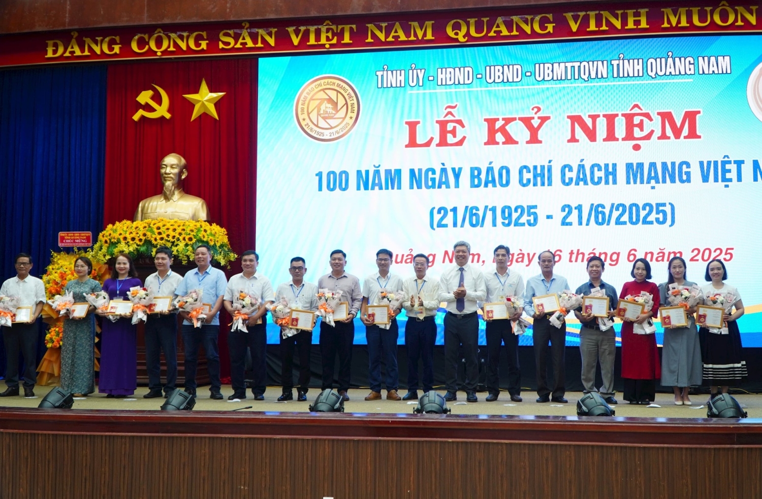 Bí thư Tỉnh ủy Lương Nguyễn Minh Triết trao Kỷ niệm chương Vì sự nghiệp báo chí cho các đồng chí lãnh đạo tỉnh