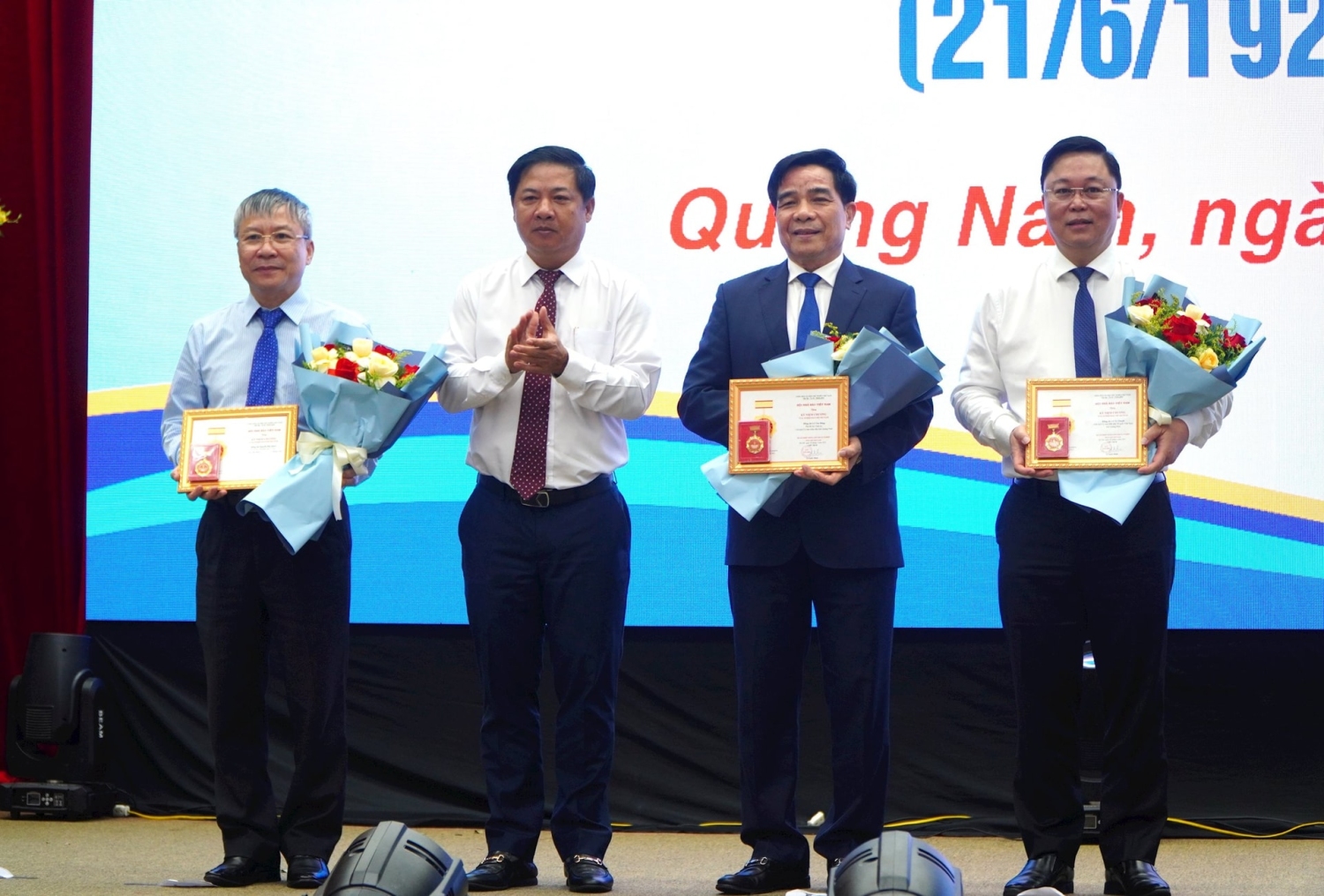 Bí thư Tỉnh ủy Lương Nguyễn Minh Triết trao Kỷ niệm chương Vì sự nghiệp báo chí cho các đồng chí lãnh đạo tỉnh 