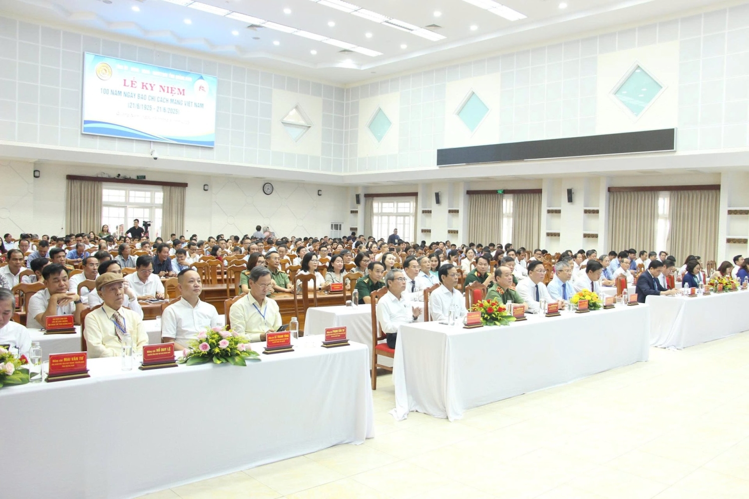 Các đồng chí lãnh đạo và đại biểu dự lễ kỷ niệm 