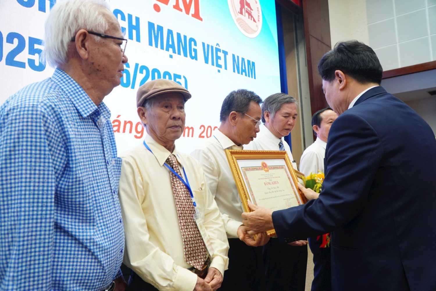 Chủ tịch UBND tỉnh Lê Văn Dũng trao bằng khen tôn vinh những đóng góp của các thế hệ lãnh đạo người làm báo Quảng Nam