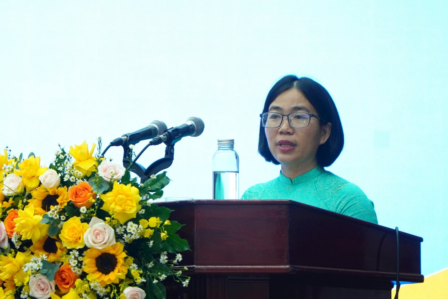 Nhà báo Hoàng Thị Ngọc Diễm Trưởng phòng Phòng Thư ký tòa soạn báo in (Báo và Đài PT TH Quảng Nam) thay mặt thế hệ người làm báo trẻ phát biểu tại lễ kỷ niệm