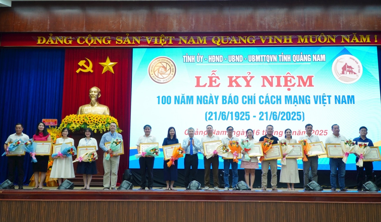 Phó Bí thư Thường trực Tỉnh ủy, Chủ tịch HĐND tỉnh Nguyễn Đức Dũng trao bằng khen của UBND tỉnh cho các tập thể cơ quan báo chí