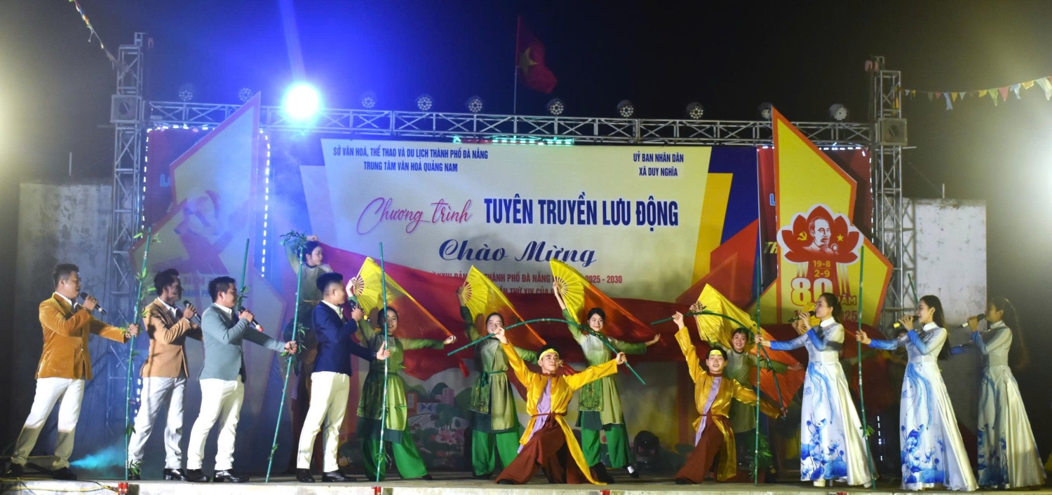 Tổ chức chương trình nghệ thuật “Sáng mãi niềm tin – Vững bước tương lai” tại xã Duy Nghĩa